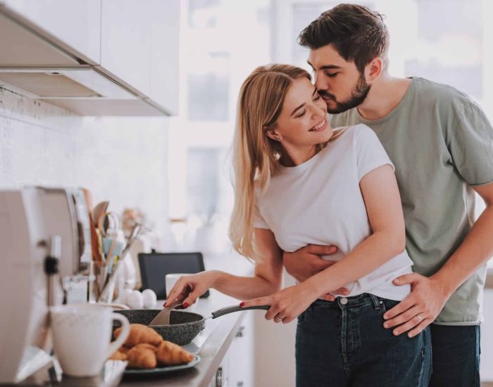 01/10/2018 Cuando la ingenuidad en pareja cuenta.

hace poca gracia servir de amplificador a determinados acontecimientos, menos frecuentes de lo que parece, aunque corran a la velocidad de la luz y difundan un miedo escénico bastante llamativo. Muchas personas me piden que dedique un lugar en estas páginas a esos matrimonios que están en peligro de "descarrilamiento" cuando aún no han transcurrido tres años desde la fecha de su boda. Suelo confirmar con datos que el porcentaje es mínimo, comparado con los que prosperan felices, pero he de aceptar que existe una mayor incidencia de esta enfermedad, fácilmente superable, con una buena dosis de sentido común y realismo, mezclado a partes iguales.

POLITICA SOCIEDAD
ISTOCK