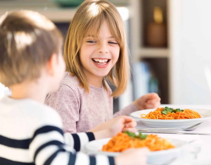 02/03/2019 Ideas para acostumbrar a los niños a comer de todo.

los 7 y los 12 años, son muchos los niños que comienzan a mostrarse especialmente rebeldes a la hora de sentarse a la mesa y cuando no se realiza un seguimiento diario de lo que comen los niños, no sólo pueden llegar a aparecer peligrosos sobrepesos sino también dietas desequilibradas.

SOCIEDAD
ISTOCK