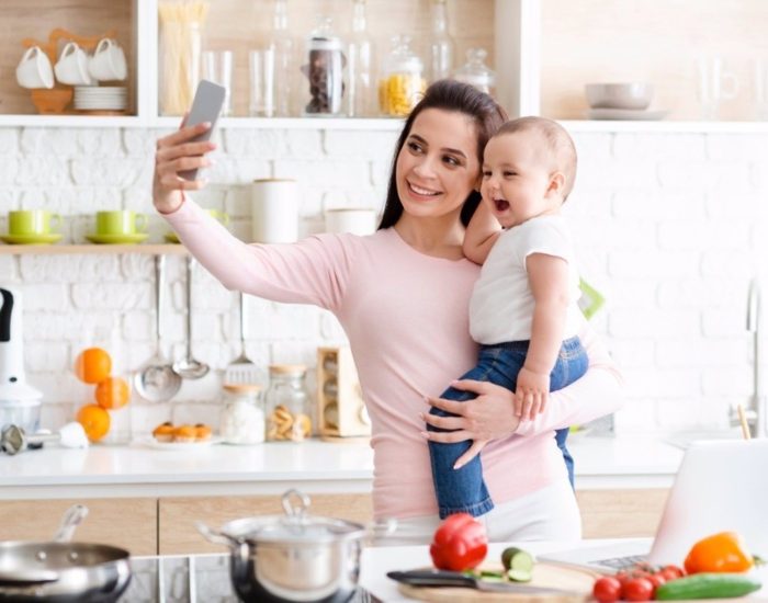 07/10/2020 Los secretos de las mamás en Instagram.

hay una noticia que se está repitiendo en los últimos meses es la de: ¡vamos a ser padres! El babyboom es real: tras numerosas celebrities e influencers de España, la última en sumarse ha sido una de las instagrammers más conocidas de Italia y el mundo. Muchos más podrían haberse animado, pues AliExpress ha detectado un crecimiento exponencial en las ventas de su categoría "mamás y niños", que experimentó una subida del 40% en agosto con respecto a a julio; y más de un 40% en septiembre sobre agosto.

SOCIEDAD
GETTY