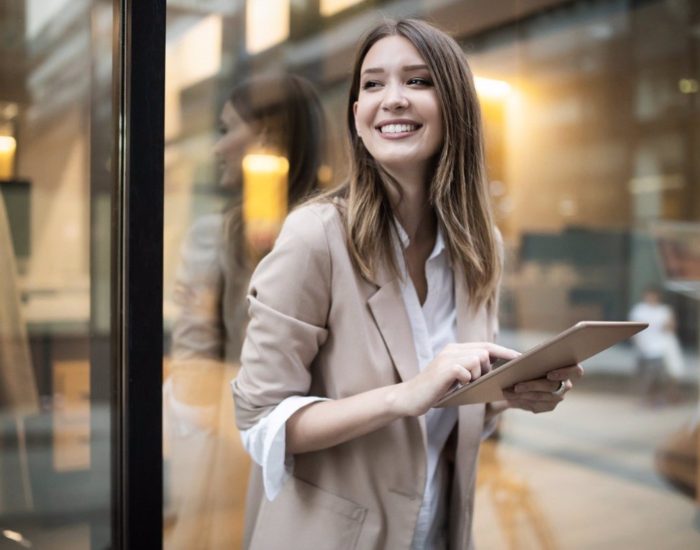 11/10/2020 La creación de una identidad digital es muy importante a la hora de crear una reputación online que ayuda en objetivos como la obtención de un trabajo..

es un mundo en el que todos interactuamos. Al igual que sucede en nuestro día a día, de nuestra actividad se genera una identidad y un rastro que les dice a los demás cómo somos. Poco a poco y con el uso de las redes sociales, participación en foros o en otros espacios online se va conformando esta imagen en la red, sirviendo de una suerte de currículum en línea.

SOCIEDAD
ISTOCK