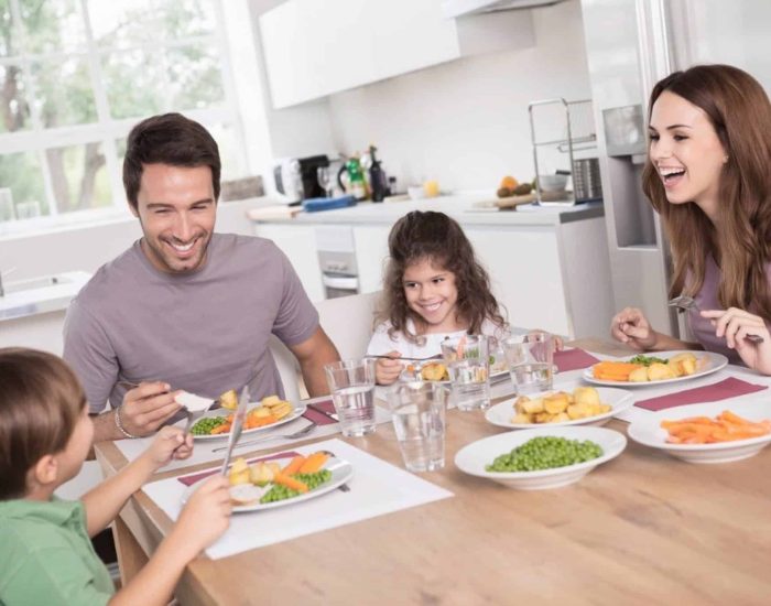 11/10/2020 La obesidad infantil deja de ser un problema entre las nuevas generaciones..

a comer bien es de vital importancia. La salud guarda una gran relación con este tema y la ausencia de un buen menú en el día a día de los más pequeños puede generar en casos de obesidad infantil. De hecho, la expansión de casos en los últimos años se ha convertido en uno de los grandes problemas para las autoridades sanitarias que se han centrado en poner en marcha acciones con las que rebajar esta incidencia.

SOCIEDAD
ISTOCK