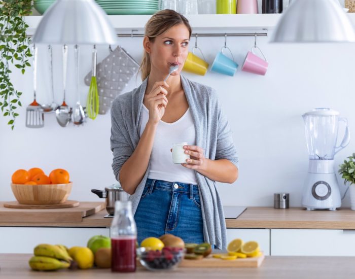 12/01/2021 Año nuevo, dieta nueva: cuídate más.

primeros días del año suelen ser propicios para hacer propósitos de cambio en aquellos malos hábitos que afectan a la salud. Son típicos los deseos de dejar de fumar, hacer deporte o perder los kilos que hemos ido poniendo a lo largo del último año. Obviamente estos propósitos se quedan en nada si no se concretan.

SOCIEDAD
ISTOCK