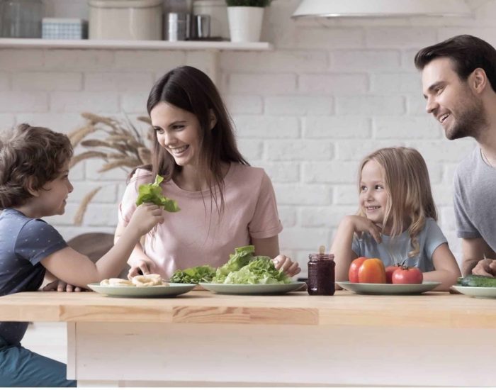 11/02/2021 Dejar de comer mal es más importante que comer bien.

comas mejor, deja de comer peor. Esta es la máxima de la nutrición basada en la ciencia, que junto con otras frases como "comer de todo no es comer sano" o "no lo compres que te lo comes" porque la batalla por la comida se gana el supermercado pretenden hacernos reflexionar sobre nuestros hábitos alimenticios para mejorar nuestra salud.

SOCIEDAD
ISTOCK