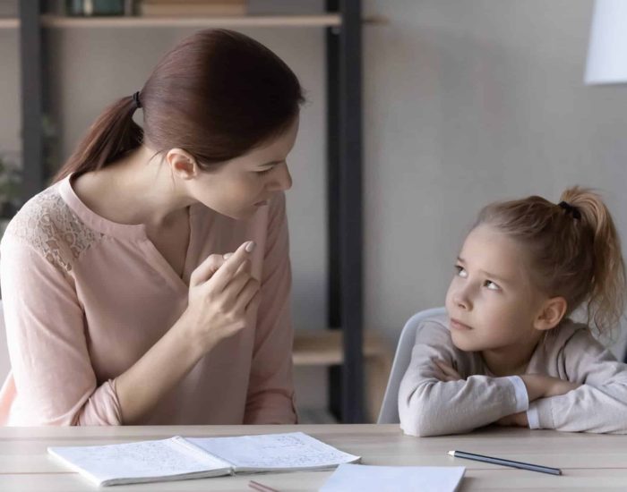 05/01/2020 Strict young Caucasian mother studying with little schoolgirl daughter, scold lecture for bad marks, authoritative mom upbringing small daughter pupil, unmotivated to do homework, education concept
POLITICA SOCIEDAD
ISTOCK