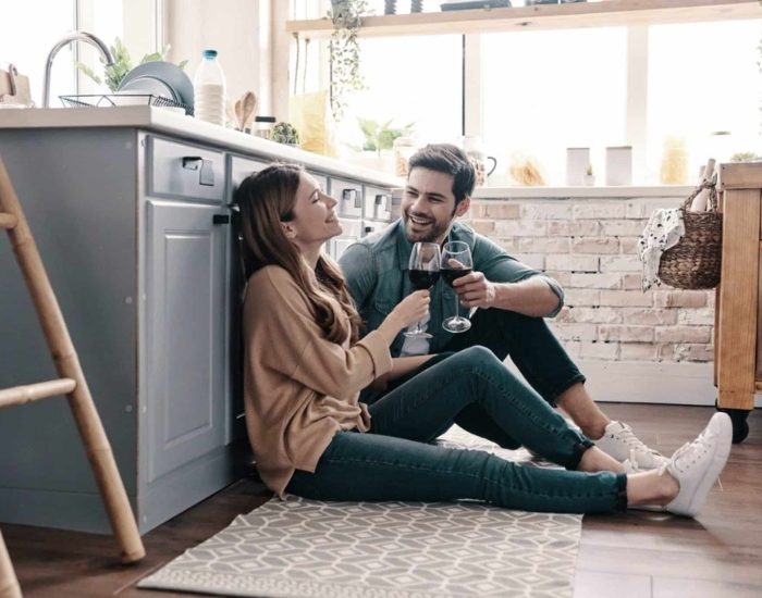 11/03/2021 ¡Díselo! 9 consejos para mejorar la comunicación con tu pareja.

comunicación en pareja es uno de los temas más trabajados en terapia. Día tras día, hombres y mujeres desfilan por las consultas con las mismas demandas: "no habla", "no me cuenta las cosas", "no nos llegamos a entender". Y es que comunicar, y comunicar bien, es algo complejo que requiere aprendizaje. Sobre todo, si no se ha dado un desarrollo emocional que permita florecer en la vida adulta una inteligencia capaz de poner nombre a lo que cada uno siente o piensa.

SOCIEDAD
ISTOCK