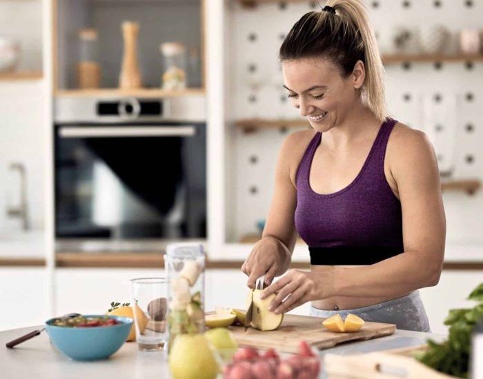 15/04/2021 Las frutas en las dietas: mitos y verdades.

dieta equilibrada incluye el consumo de frutas y verduras. La ingesta de frutas a veces se limita a la ingesta de las más sanas o las más diuréticas, pero esto no significa que no podamos comer otras o que haya que eliminarlas de nuestra alimentación.

SOCIEDAD
ISTOCK