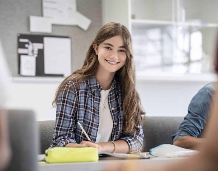 05-05-2021 Antes de sentarte a estudiar, ¿cumples estos objetivos?.

sus 20 años, María, una modélica estudiante de Publicidad y Marketing, ya ha sufrido varios ataques de ansiedad. En una ocasión, poco antes de los exámenes de final de curso, se desmayó. Cuando volvió en sí, pasó varias horas con una taquicardia severa y tuvieron que llevarla al hospital.

SOCIEDAD
ISTOCK