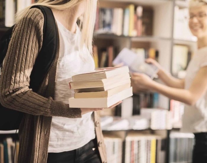 14-05-2021 Elogio de la librería.

los últimos meses, han cerrado varias librerías tradicionales en diferentes ciudades españolas. Eran librerías con solera, con prestigio, que han servido libros a sus clientes durante décadas. Todas habían prestado un impagable servicio cultural. Sin embargo, han cerrado a cal y canto. Dos son, a mi juicio y por simplificar, las causas más comunes a la hora de explicar estos tristes cierres: la desleal competencia de las librerías por Internet y la negativa realidad lectora y compradora de nuestro país, donde la cultura en sus diferentes manifestaciones (leer libros es una de ellas) ocupa un lugar marginal en las preferencias de muchísima gente. Es una lástima que hayan cerrado estas librerías, porque son el termómetro del movimiento cultural de un barrio y de una ciudad. Y lo digo por experiencia, pues llevo muchas décadas dedicada a vender libros en librerías.

POLITICA SOCIEDAD
ISTOCK