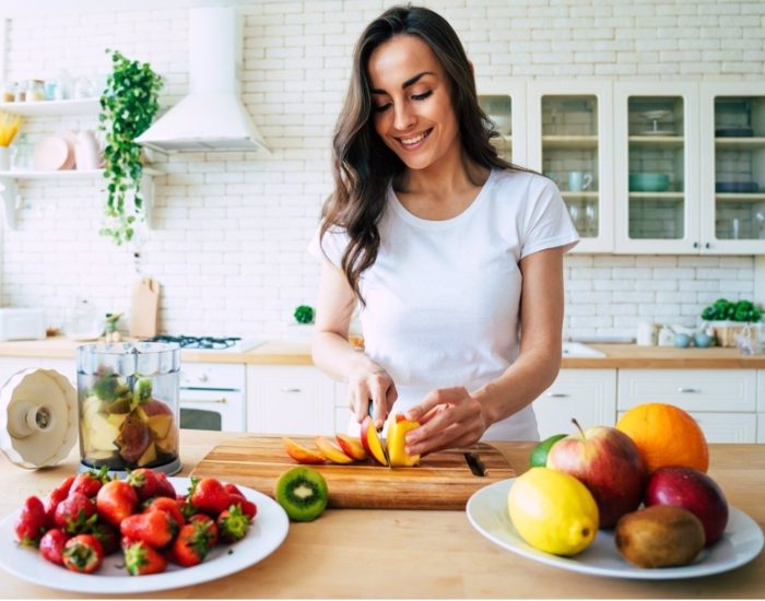 07-10-2021 Los mejores alimentos para combatir el acné.

dieta sana y equilibrada es clave para tener una piel sana y radiante. Existen estudios que evidencian que los alimentos con un índice glucémico alto pueden alterar el estado de nuestra piel ya que modifican la insulina que estimula las hormonas que lo desencadenan. Por lo tanto, evitarlos e incluir alimentos con un índice glucémico bajo como los alimentos integrales, legumbres, vegetales o frutas son claves para prevenir el acné. También se recomienda reducir los lácteos si el acné que se padece es grave ya que existe una relación positiva entre el consumo de lácteos y su prevalencia. Los expertos nutricionistas de Nutritienda.

SOCIEDAD
ISTOCK