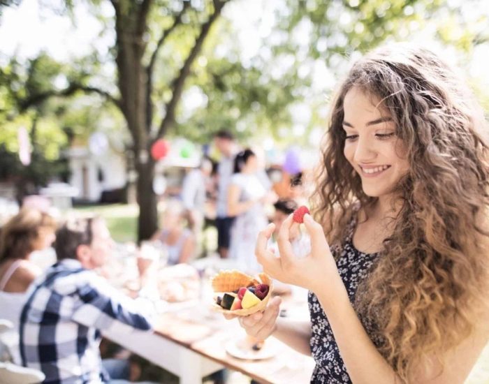 20-10-2021 La adolescencia es una edad conflictiva para la alimentación.

adolescencia se caracteriza por una serie de cambios morfológicos y psicológicos, ampliamente descritos en los tratados de psicología. Desde el punto de vista nutricional, interesa resaltarlo como un período de crecimiento acelerado y, en consecuencia, un momento en el que las necesidades nutricionales son máximas.

SOCIEDAD
ISTOCK