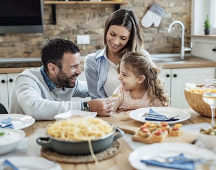 10-11-2021 Obligar a comer, uno de los orígenes de los trastornos alimentarios.

perdido peso de forma significativa. Le nota decaído, nervioso, y se comporta de manera extraña en la mesa y después de comer. Compra demasiados dulces y chucherías para picar entre horas o ha dejado de consumir alimentos calóricos que antes le encantaban.

SOCIEDAD
ISTOCK