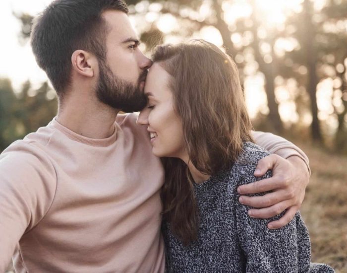 30-11-2021 Las tres T para reforzar la relación de pareja.

Ahora que vemos cómo sobrevuela en muchos países de Europa la posibilidad de un nuevo confinamiento, cuando apenas estamos empezando a disfrutar de la libertad recuperada, la pregunta es inevitable: ¿Un nuevo encierro por el covid pondría en peligro extremo nuestra relación de pareja? Para Alicia López Losantos, psicóloga, mediadora especializada en relaciones de pareja y directora de la agencia 'Lazos', es un riesgo real, pero evitable. Para impedir que ocurra, ofrece una serie de pautas para poner a salvo la relación, incluso en el peor escenario posible de recrudecimiento de la pandemia.

SOCIEDAD
ISTOCK