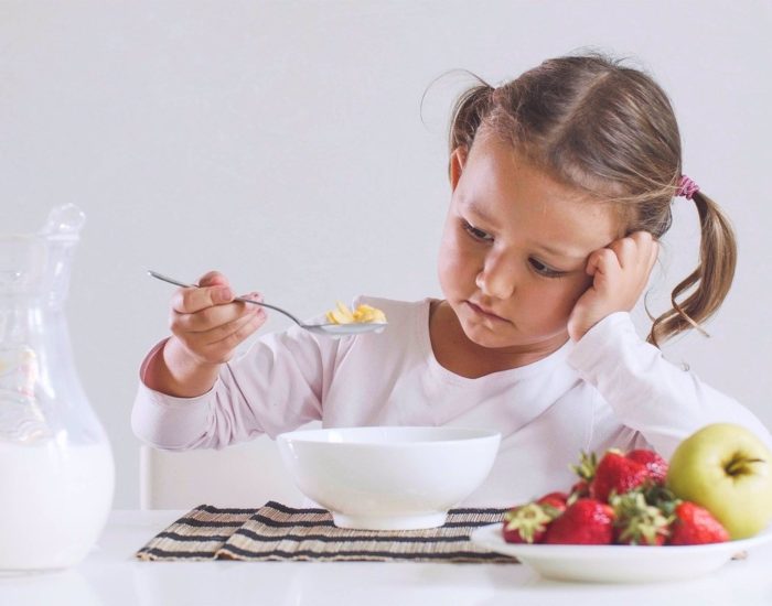 01-12-2021 ¡Mi hijo no quiere comer! 10 errores que los padres debemos corregir.

de las escenas más temidas en muchas familias: la hora de comer y el deseo de que nuestros hijos coman. Quizás nos pueda ayudar el tener claros determinados aspectos, los cuales a veces pasamos por alto y pueden estar incidiendo negativamente en nuestro propósito.

SOCIEDAD
ISTOCK