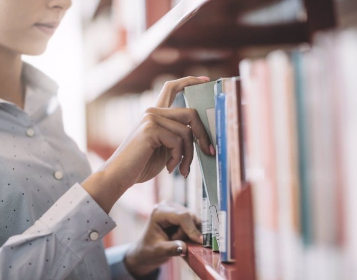 13-01-2022 Antes de elegir carrera universitaria, imprescindible leer uno de estos libros.

los estudios supone el comienzo de una nueva etapa que a los jóvenes les resulta tan emocionante como estresante. Quieren un hueco en el mercado laboral y hacerse a sí mismos a través de una carrera profesional en la que puedan demostrar todo aquello que están dispuestos a ofrecer. Y para alcanzar todo su potencial, siempre pueden fijarse en la voz de los expertos que les presentan las claves para ello.

SOCIEDAD
ISTOCK