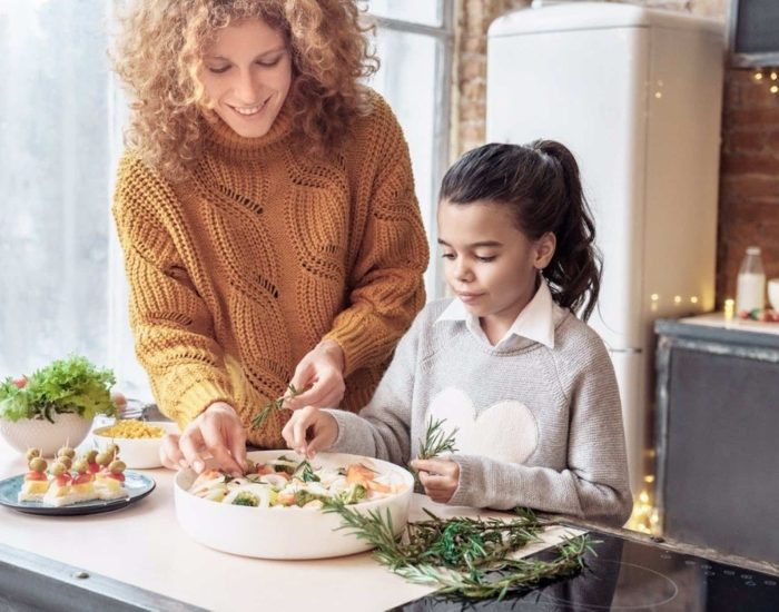 09-02-2022 La importancia de cuidar nuestra alimentación desde niños.

se encuentra en uno de los porcentajes más altos de Europa en lo que a obesidad infantil y juvenil se refiere. Las últimas cifras de la Organización Mundial de la Salud así lo constatan: La prevalencia de esta enfermedad en nuestro país es del 14,2%, sólo por detrás de Grecia e Italia (con un 18% y un 15,2% respectivamente), lo que nos hace ser el tercer país europeo con mayor índice de obesidad en esas etapas de la vida. Y lo preocupante es que no sólo estamos a la cabeza sino que, según la OMS, los datos no dejan de aumentar.

SOCIEDAD
ISTOCK