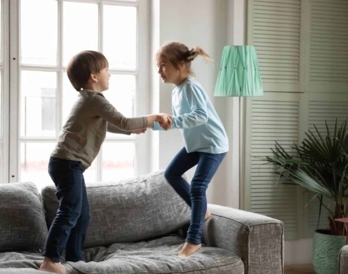 10-02-2022 Cómo afecta a los niños el TDAH.

dais vueltas y vueltas, ¡pero cómo no podemos ayudar más a nuestro hijo! Es inquieto, no hay quien lo siente a estudiar, altera el ambiente familiar; del colegio, no paran de llegar notas sobre su incansable actitud en clase. Pero* ¡es muy buen niño! ¿Qué pasa? Puede que vuestro hijo tenga lo que conocemos como TDAH, déficit de atención, con o sin hiperactividad.

SOCIEDAD
ISTOCK