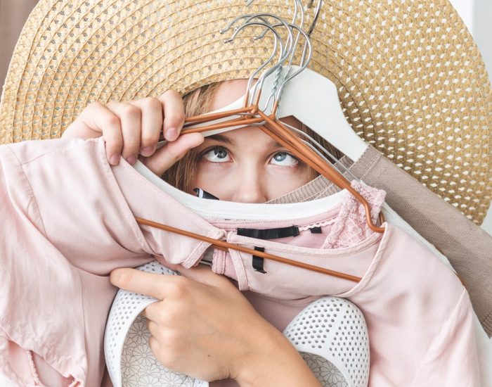 05-05-2019 La desesperación frente al armario de los adolescentes.

desesperación frente al armario se convierte a diario en una pesadilla para muchas familias con adolescentes. ¿Qué se esconde tras esa necesidad de encontrar el outfit perfecto? ¿Por qué es tan dramático que les salga un grano? ¿Qué hace que para sacar al perro necesiten vestirse como si fueran de fiesta? ¿Por qué tiene que ser concretamente la sudadera amarilla, aunque esté sucia? La responsable de todas estas barrocas y desesperantes escenas cotidianas en la vida de una familia con adolescentes es una de las tareas evolutivas más importantes durante esta etapa de nuestro ciclo vital.

SOCIEDAD
ISTOCK