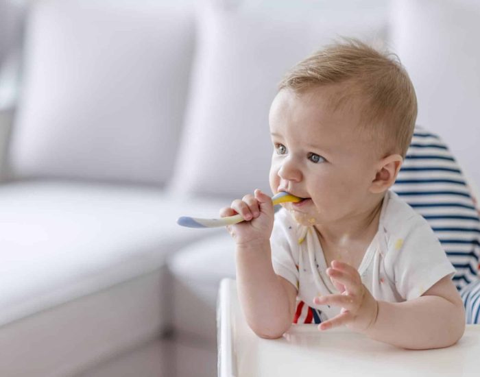 21/04/2022 10 claves para una alimentación completa y equilibrada del bebé*.

los primeros seis meses de vida, la lactancia materna es la alimentación exclusiva de los bebés. Tras este periodo llega el momento de comenzar a introducir otros alimentos y se inicia lo que se suele llamar la alimentación complementaria. Un momento que puede generar múltiples dudas en las familias sobre cuáles son los alimentos que debe tomar el bebé y cómo.

SOCIEDAD
ISTOCK