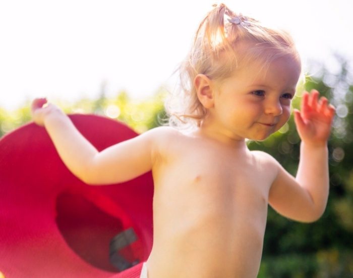 01/06/2022 Cómo proteger la piel de los bebés del sol.

que deben transcurrir de 8 a 10 años para que la piel de los niños adquiera la madurez necesaria? Para protegerla frente a la radiación ultravioleta, es aconsejable utilizar un fotoprotector con un adecuado factor de protección solar, ya que la piel de los bebés y niños cuenta con características especiales, siendo más vulnerable debido a la falta de mecanismos de protección natural que tienen.

SOCIEDAD
ISTOCK