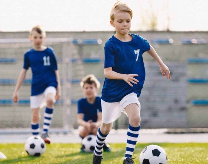 10/06/2022 Qué comer antes y después de los entrenamientos.

aire libre y la posibilidad de estar en la calle aportan una oportunidad muy interesante para realizar deporte en familia y aprovechar todos los beneficios que tiene el ejercicio. Los niños necesitan movimiento y desfogue para lograr un buen desarrollo desde que son muy pequeños.

SOCIEDAD
ISTOCK