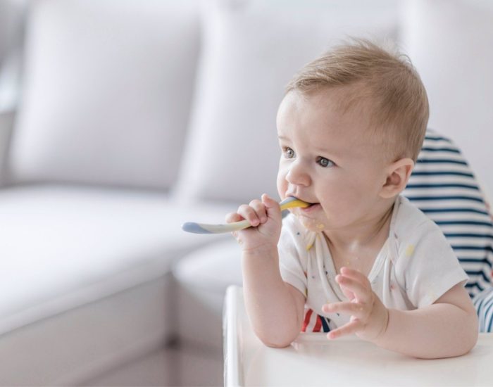 11/06/2022 Todo lo que debes saber sobre alimentación complementaria, según los pediatras.

un momento en el que los bebés dejan de lado la lactancia para empezar a comer otros alimentos sólidos. Este proceso puede generar muchas dudas en los padres y existen una serie de recomendaciones que hay que tener en cuenta con el fin de hacer esta transición lo más llevadera posible. Con este fin, desde la Asociación Española de Pediatría, AEP, se dan una serie de consejos.

SOCIEDAD
ISTOCK