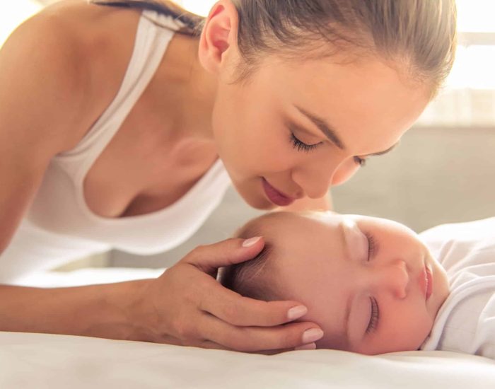 14/06/2022 ¿Por qué nos gusta tanto el olor natural de los bebés?.

existe nada en el mundo como el olor natural de la piel de un bebé: un aroma inconfundiblemente placentero y que, sin lugar a dudas, queda grabado en nuestro cerebro. Estudios de los años 80 ya nos mostraban que el aroma corporal del bebé era considerado "uno de los más destacados y placenteros".

SOCIEDAD
ISTOCK