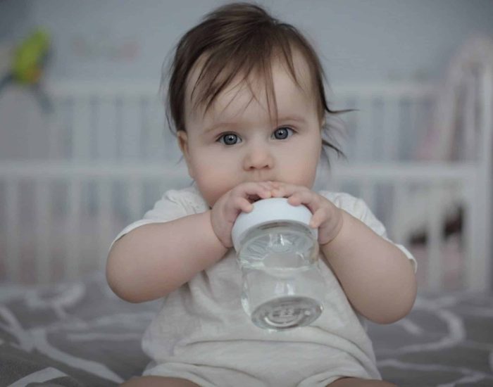 18/06/2022 La hidratación en bebés y niños es un tema muy importante durante el verano..

acerca el verano y las altas temperaturas son buena prueba de ello. Y cuando sube el mercurio hay que prevenir, en especial grupos de riesgo como pueden ser los bebés. Y es que el calor puede invitarnos a disfrutar de actividades en familia, como una visita a la piscina o una jornada en la playa. Pero también puede dar lugar a situaciones menos agradables como las deshidrataciones.

SOCIEDAD
ISTOCK