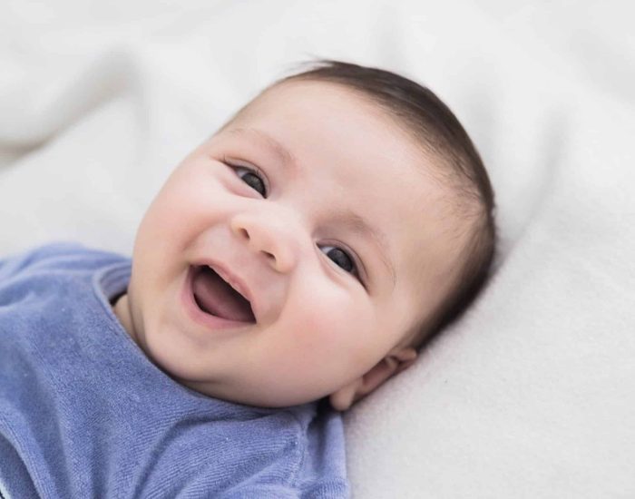 26/06/2022 Así es la primera sonrisa de tu hijo y todo lo que te cuenta.

muchos los primeros momentos de los hijos que todo padre conoce: los primeros pasos, las primeras palabras, el primer día de colegio* Pero, ¿te has planteado cómo es el momento en el que escuchas la risa de tu bebé, o cuando nace la sonrisa en su rostro? Esta situación es muy especial, y a la que hay que prestar mucha atención, no solo por las emociones que causan en los mayores.

SOCIEDAD
ISTOCK