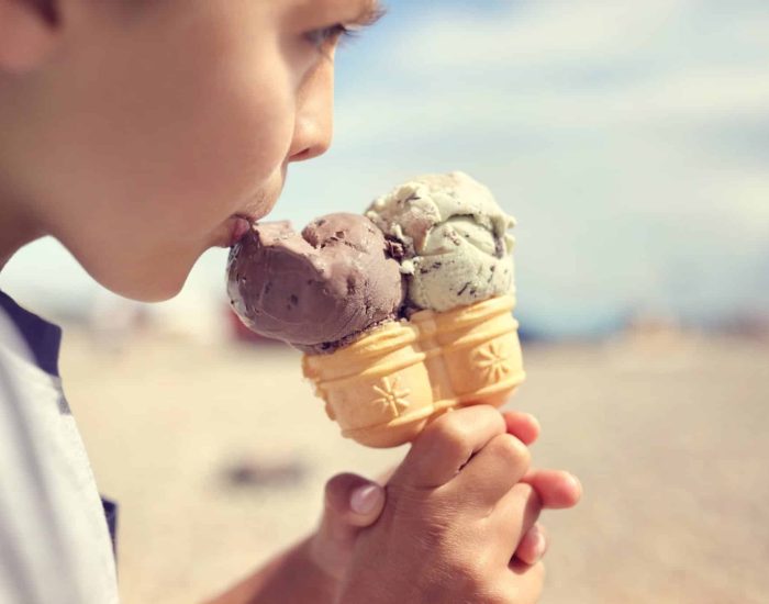 22/04/2017 Comer helados todo el año, ¿es saludable?.

La mitad del consumo anual de helados en España tiene lugar durante los meses de junio, julio y agosto. Los españoles consumieron 149 millones de litros de helado entre junio de 2020 y mayo de 2021, un 4% más que en el mismo período del año anterior. Este producto es para muchas personas una opción idónea para refrescarse en los momentos de calor, pero como apunta la profesora colaboradora de los Estudios de Ciencias de la Salud de la UOC, Mariona Bolfegó, un consumo habitual de helados ultraprocesados no es la elección más saludable para hidratar el cuerpo. Además, contrariamente a lo que pueda pensarse, sus elevados niveles de azúcar incrementan la sed en lugar de quitarla.

SOCIEDAD
ISTOCK