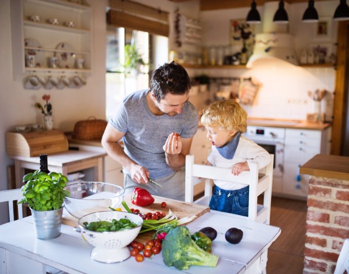 20/10/2017 Enseña a comer bien a tus hijos.

tiempo, no tenemos estrés, los horarios se relajan. Es el momento perfecto para invitar a nuestros hijos a participar con nosotros de las maravillas de comer bien, desde el mercado hasta la mesa pasando por la cocina. ¿Por qué? Porque es una buena forma de hacer familia al tiempo que se aprende nutrición gracias al mejor ejemplo y a la experiencia personal.

SOCIEDAD
ISTOCK