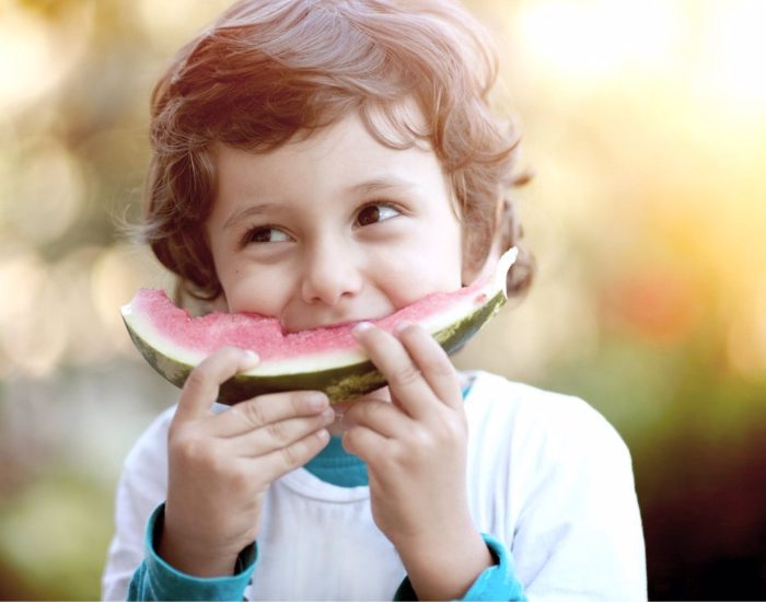 23/07/2022 El verano no puede ser una excusa para que se descontrole la alimentación..

las vacaciones y no solo los horarios se relajan. Muchos otros aspectos del día a día de los más pequeños pueden descontrolarse, como la alimentación. Los helados, los encuentros con los amigos para salir a comer, y algún que otro caprichito tras tanto esfuerzo, así como el cambio en las rutinas, son algunos ejemplos de cómo la nutrición se ve afectada durante el periodo estival.

SOCIEDAD
ISTOCK