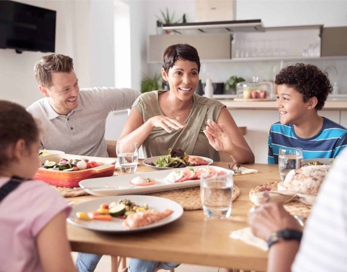 18/08/2022 Estos son los mejores consejos para que en la mesa se mantengan los mejores modales y los más pequeños aprendan a comer bien.
SOCIEDAD
ISTOCK