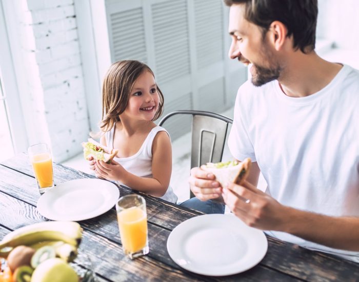 23/09/2022 Los errores comunes que cometemos al desayunar cada mañana.

como un rey, comer como un príncipe y cenar como un mendigo. Es una de las frases más populares y más repetidas respecto a la alimentación. También una de las más falsas y erróneas. Claro que de errores en el desayuno se puede hablar mucho y tal vez el vinculado a esta popular frase, sea el primero de ellos. De hecho, según los expertos de thyssenkrupp Home Solutions, más del 70 % de los españoles reconocen que no hacen bien el desayuno que, sin ser la comida más importante del día otra de las creencias equivocadas, sí conviene tomarlo adecuadamente y evitar los frecuentes errores que se cometen, en muchos casos por falta de información o por rutina.

SOCIEDAD
ISTOCK