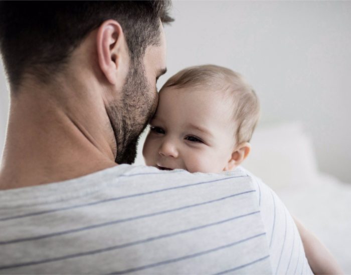 08/10/2022 Así cambia el cerebro de los hombres con la primera paternidad.

la paternidad cambia a los hombres es algo obvio. Las rutinas son diferentes, las responsabilidades aumentan y todo gira en torno al nuevo miembro de la familia (incluso antes del nacimiento). Sin embargo, estas alteraciones son mucho más profundas de lo que podemos pensar. Y es que incluso el cerebro se ve afectado por la noticia de un bebé.

SOCIEDAD
ISTOCK