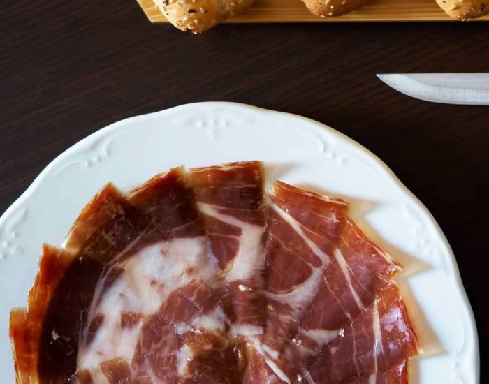 16/12/2022 Consejos para conservar el jamón y los ibéricos en Navidad.

preparativos de las comidas y cenas de Navidad nos invitan a adelantar las compras para no dejarlas para el último momento. También es costumbre recibir en estas fechas como regalo familiar o de empresa una cesta de Navidad con un jamón, que generalmente suele ser una paletilla, y otros productos ibéricos como lomo embuchado, salchichón o chorizo, que hay que saber conservar en condiciones óptimas para degustarlos como se merecen.

SOCIEDAD
JULIÁN MARTÍN