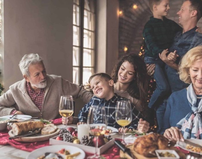 16/12/2022 Felicidad, nostalgia y tristeza: ¿cómo gestionar las emociones en Navidad?.

Navidad es, por norma general, una época del año muy feliz para un gran número de personas, pero también tremendamente triste para aquellas que tienen que pasarla en soledad o lejos de sus familiares. Es importante saber gestionar emociones en días de especial sensibilidad y en ocasiones, hay que lidiar con altas expectativas familiares y sociales las cuales, en el caso de no cumplirse, pueden derivar en frustración o entristecimiento.

SOCIEDAD
ISTOCK