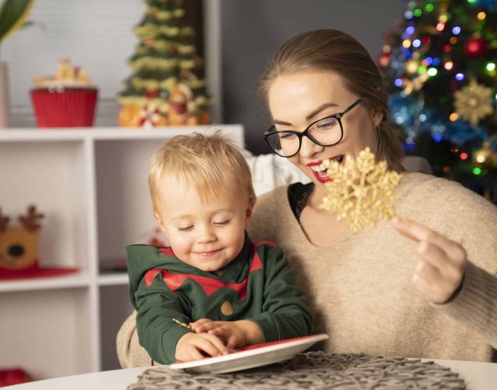 16/11/2022 Ideas para adaptar los menús navideños a los bebés.

1. Planificación y rutinas. Encarar de manera óptima esta época de celebraciones con un bebé en casa pasa indiscutiblemente por planificar (espacios, horarios y comidas). Tener pensado previamente qué comerá el bebé, cómo ajustaremos sus horarios a los del resto de personas y contar con un espacio para que pueda descansar si estamos fuera de casa es fundamental. Además, hay que intentar en la medida de lo posible respetar sus rutinas (principalmente horarios de comidas y descansos) para evitar generarle irritabilidad y desasosiego, lo que contribuye enormemente a la placidez de los eventos familiares. Una buena opción es alimentar a los bebés de manera previa a la comida principal, de modo que puedan descansar mientras los adultos comen y reincorporarse a la fiesta en la sobremesa.

SOCIEDAD
ISTOCK