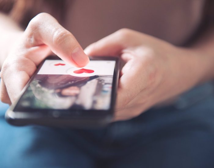 18/03/2017 Los peligros de ligar por Internet.

está plagado de páginas web dedicadas a buscar pareja, conseguir una cita o simplemente extender el campo de  relaciones y encuentros entre los jóvenes. Meterse en un Chat público, abierto a personas desconocidas y dejar por escrito una supuesta intimidad personal sin saber con certeza quien está al otro lado, encierra grandes riesgos y peligros. Tampoco el Messenger, aparentemente más privado,  es del todo seguro para encontrar pareja.

SOCIEDAD
ISTOCK