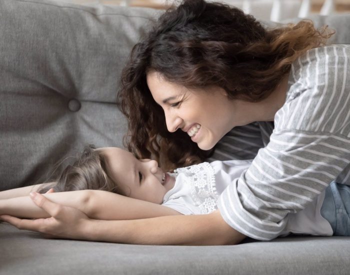 01/02/2023 Pasos para educar en la sinceridad a los niños.

sinceridad, que los niños sean sinceros, se consigue a base de muchas pequeñas cosas todos los días. Cuando los felicitamos porque han dicho la verdad, cuando les contamos todas las consecuencias positivas que tiene decirla y las consecuencias negativas de mentir; cuando les contamos cuentos relacionados con la verdad (el cuento de Pedro y el Lobo), es entonces cuando los hijos van aprendiendo.

SOCIEDAD 
ISTOCK