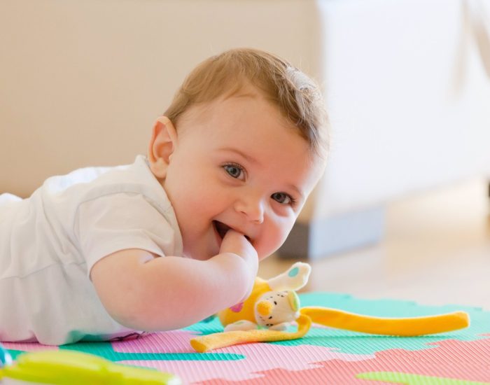 02/02/2023 Comunicación para desarrollar las habilidades sociales del bebé.

niños y niñas de entre 1 y 3 años son muy especiales. Aunque parezcan pequeños, están escuchando todo lo que decimos, incluso aunque nosotros no nos demos cuenta de ello. Y comprenden más de lo que podamos pensar. Ellos se mueven en un mundo emocional muy rico y variado, pero que no saben aún manejar. Por eso, de un momento a otro, pueden pasar de ser angelitos a convertirse en verdaderos monstruos; pueden pasar de un estado de angustia o frustración a ser el niño o la niña más cariñosos del mundo; pueden abrazarse a nosotros con una gran sonrisa y en un momento, ponerse a llorar por algo que hemos dicho o porque creen que nos hemos reído de él.

SOCIEDAD
ISTOCK