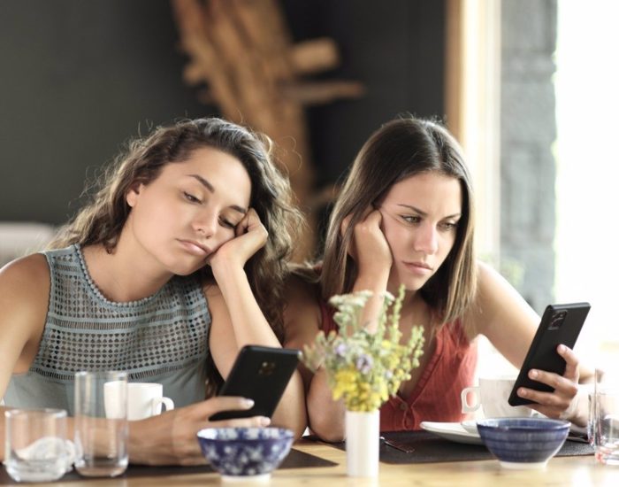 07/02/2023 Cuando la amistad es un problema.

amistad requiere del trato cercano y habitual, necesita que la rieguen para no marchitarse. Pero confiados en la generosidad del amigo, muchas veces relegamos su cuidado a los pocos huecos libres de nuestras apretadas agendas.

SOCIEDAD
ISTOCK