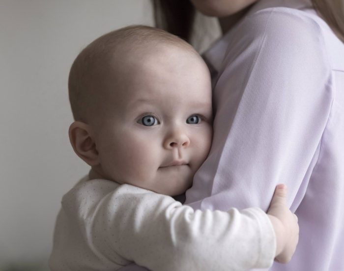 18/03/2023 Así podrás prevenir los gases, cólicos y regurjitaciones en tus hijos..

lactancia es sinónimo de gases en muchos niños. Y es que, mientras toman el pecho, pueden tragar aire que derive en molestias tales como cólicos, o pequeñas regurgitaciones. A los pequeños no les queda otra que llorar para advertir de ello. Los padres no tienen más remedio que adivinar qué les dicen sus bebés a través del llanto.

SOCIEDAD
ISTOCK