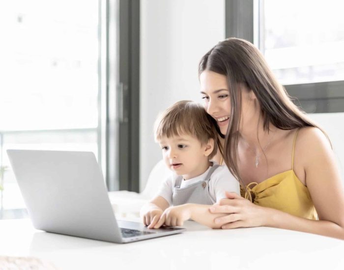 21/05/2023 Las nuevas tecnologías pueden ser muy útiles si se aprenden a usar de un modo correcto..

nuevas tecnologías están presentes en la vida de los niños. Ordenadores, tablets y smartphones, televisores con conexión a internet, videojuegos... La lista es bastante amplia y están al alcance de los más pequeños. Tal y como indican desde la Asociación Española de Pediatría, AEP, en torno a los 6 años es una época muy importante en relación con estos dispositivos.

SOCIEDAD
ISTOCK