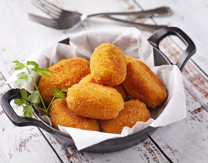 02/06/2023 3 recetas de deliciosas croquetas caseras que te encantarán.

Las croquetas son una deliciosa preparación culinaria que consiste en una masa cremosa y suave, generalmente a base de bechamel, que se mezcla con ingredientes adicionales como carne, pescado, verduras, queso u otros sabores. Esta masa se moldea en forma de pequeñas porciones y se reboza con pan rallado antes de freírse hasta que estén doradas y crujientes por fuera.

SOCIEDAD
ISTOCK