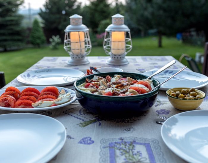 11/07/2023 Recetas frequitas y sanas para el verano.

Ensalada de sandía y queso feta: Combina trozos de sandía jugosa con cubos de queso feta, hojas de menta fresca y aceitunas negras. Rocía con un poco de jugo de limón y aceite de oliva para realzar los sabores. Esta ensalada es refrescante y llena de sabores contrastantes que la hacen irresistible.

SOCIEDAD
ISTOCK