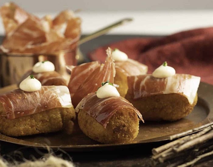 28/07/2023 Croquetas: una delicia con variedad internacional.

croquetas, esos pequeños y deliciosos bocados crujientes por fuera y cremosos por dentro, son una de las joyas culinarias que se disfrutan en todo el mundo. Esta deliciosa especialidad ha conquistado los paladares de personas de diferentes culturas y regiones, y cada país ha desarrollado sus propias variaciones, ofreciendo una amplia gama de sabores y texturas.

SOCIEDAD
ISTOCK