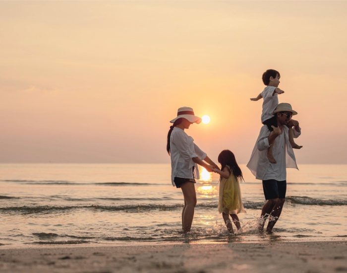 01/08/2023 Muchas actividades se pueden poner en marcha para disfrutar en familia, aprovechando el tiempo libre del verano..

verano es sinónimo de tiempo libre. Los hijos, y la mayoría de padres, disfrutan de unas vacaciones más largas de lo normal, una etapa en donde los momentos libres de ambos coinciden. En definitiva, no puede dejarse pasar la oportunidad para disfrutar en familia. La buena noticia es que existen muchas actividades con las que todos juntos podrán pasarlo bien.

SOCIEDAD
ISTOCK