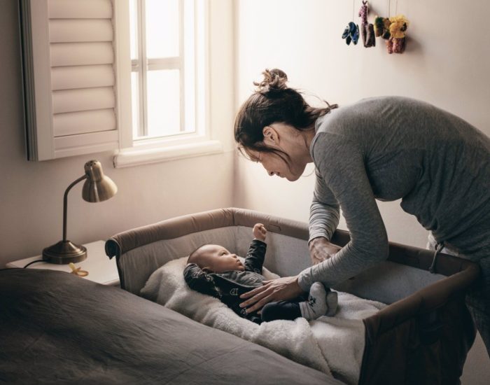 02/08/2023 El 68,5% de las familias no ha recibido información sobre el sueño de su bebé.

llegada de un niño supone un cambio total en nuestras vidas. En especial, los padres primerizos son los que más se percatan de ello al ver cómo deben enfrentarse a una situación nunca vista antes y para la que se deben ir preparando. Existen muchas formas de prepararse de cara a este nuevo contexto familiar y del cuidado de los pequeños, en aspectos como el sueño y el descanso.

SOCIEDAD
ISTOCK