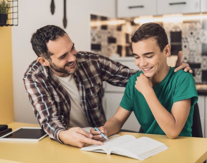 04/08/2023 Estos son los pasos que debes seguir para crear un vínculo con tu hijo adolescente y fortalecerlo..

buena comunicación en casa es el ingrediente fundamental para que todo funcione correctamente. Pero, al llegar ciertas edades, es más difícil mantener la conexión con los hijos. Es el caso de la adolescencia, etapa marcada por la rebeldía y los conflictos que hacen que pueda surgir cierta lejanía con los padres. Sin embargo, dado lo significativos que son estos años hay que mantener una mayor cercanía.

SOCIEDAD
ISTOCK