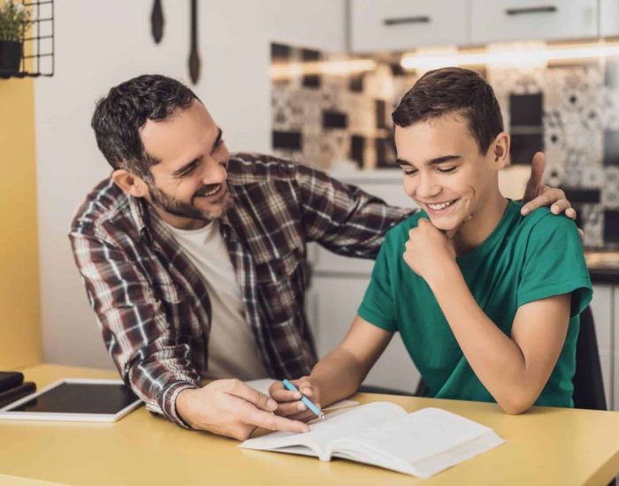 04/08/2023 Estos son los pasos que debes seguir para crear un vínculo con tu hijo adolescente y fortalecerlo..

buena comunicación en casa es el ingrediente fundamental para que todo funcione correctamente. Pero, al llegar ciertas edades, es más difícil mantener la conexión con los hijos. Es el caso de la adolescencia, etapa marcada por la rebeldía y los conflictos que hacen que pueda surgir cierta lejanía con los padres. Sin embargo, dado lo significativos que son estos años hay que mantener una mayor cercanía.

SOCIEDAD
ISTOCK